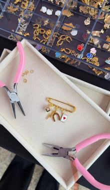  COUNTRY CHARM PIN SET